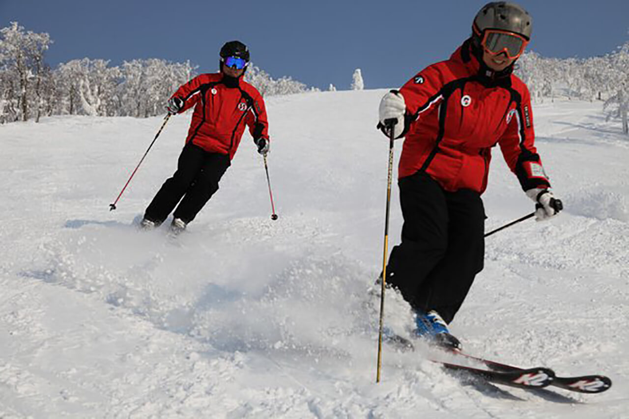 在能一览田泽湖美景的滑雪场尽享滑雪乐趣